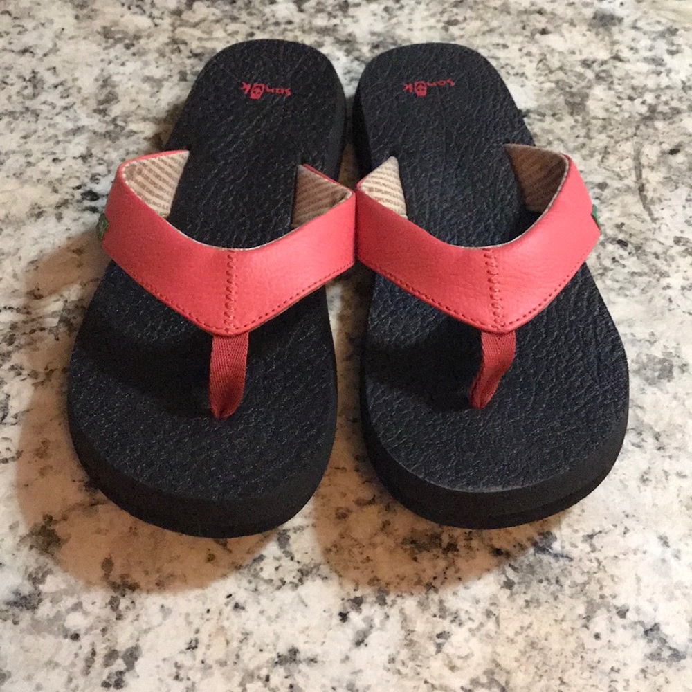 Sanuk women’s flip flops